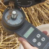 Вологомір зерна Farmpro - засипаємо пробу зерна