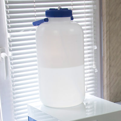 Бак объемом 10 литров для приготовления раствора хлористого натрия