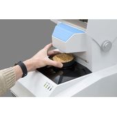 Встановлення кювети з зразком на платформу для виміру SupNIR