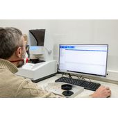 лаборант калібрує інфрачервоний експрес аналізатор