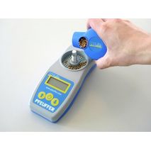 засыпка зерна с крышки в камеру для измерения